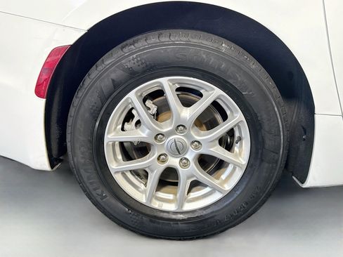 Used 2022 Chrysler Pacifica Touring-L FWD image 33