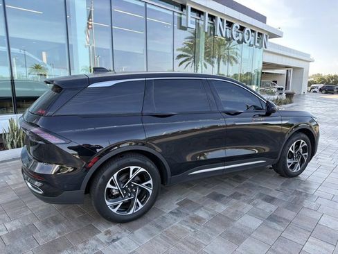 Used 2024 Lincoln Nautilus Premier image 2