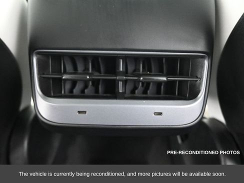 Used 2022 Tesla Model Y Long Range image 32