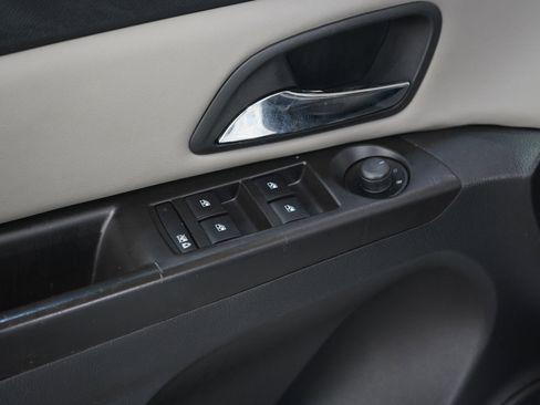 Used 2013 Chevrolet Cruze LS FWD image 20