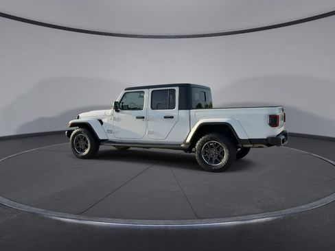 Used 2022 Jeep Gladiator Overland w/ LED Lighting Group AWD/4WD image 6