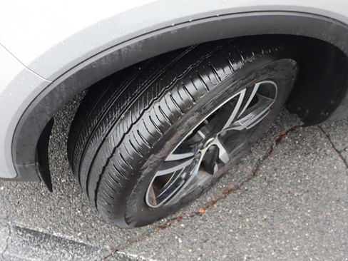 Used 2025 Volvo XC40 B5 Core image 40