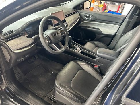 Used 2023 Jeep Compass Latitude AWD/4WD image 3