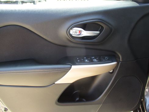 Used 2018 Jeep Cherokee Latitude FWD image 27