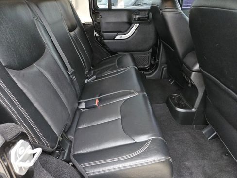 Used 2017 Jeep Wrangler Unlimited Rubicon w/ Connectivity Group image 30