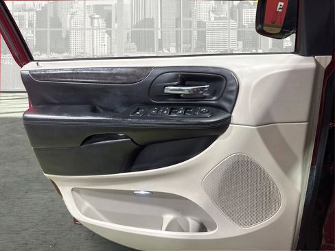 Used 2018 Dodge Grand Caravan SE w/ UConnect Hands-Free Group image 20