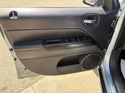 Used 2014 Jeep Patriot Latitude AWD/4WD image 12