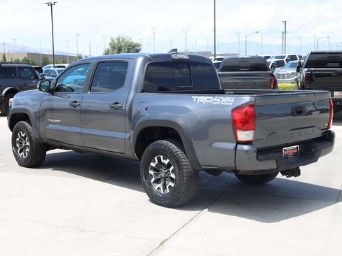 Used 2017 Toyota Tacoma TRD Off-Road AWD/4WD image 4