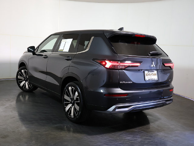 Used 2025 Mitsubishi Outlander SE FWD image 2