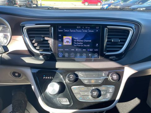 Used 2017 Chrysler Pacifica Touring-L FWD image 22