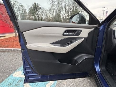 Used 2023 Nissan Rogue SL w/ SL Premium Package image 9