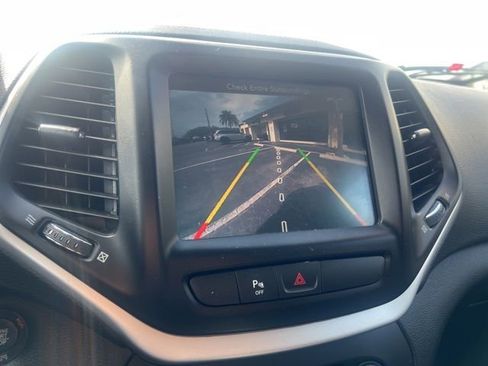 Used 2018 Jeep Cherokee Latitude Plus FWD image 19