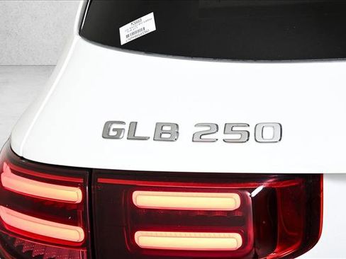 New 2025 Mercedes-Benz GLB 250 4MATIC image 5