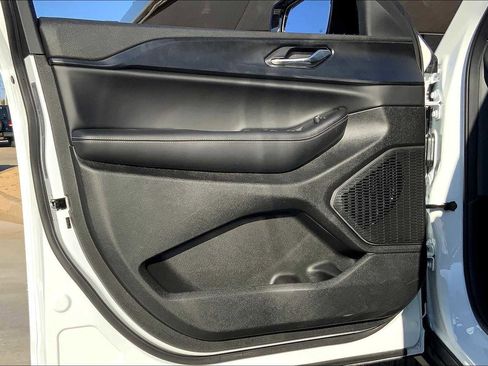 New 2025 Jeep Grand Cherokee L Laredo image 10