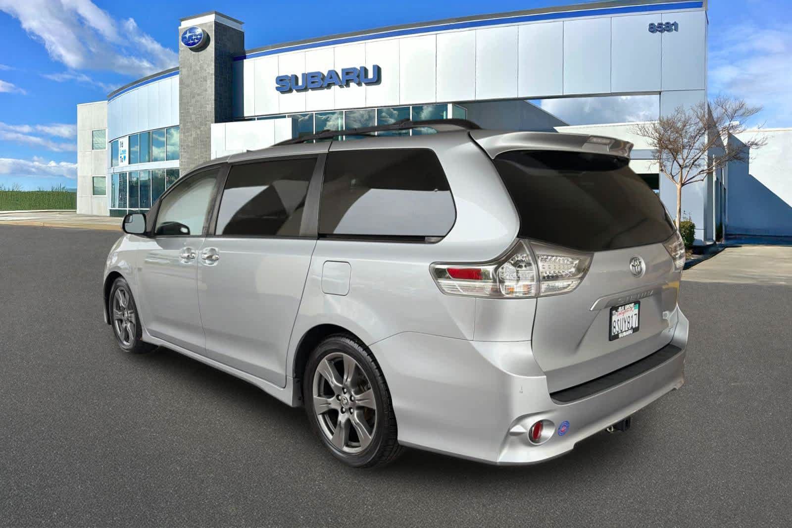 Used 2020 Toyota Sienna SE w/ Preferred Accessory Package FWD image 8