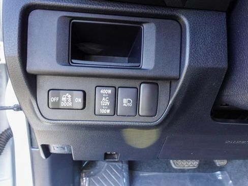 Used 2019 Toyota Tacoma TRD Sport w/ Technology Package AWD/4WD image 18