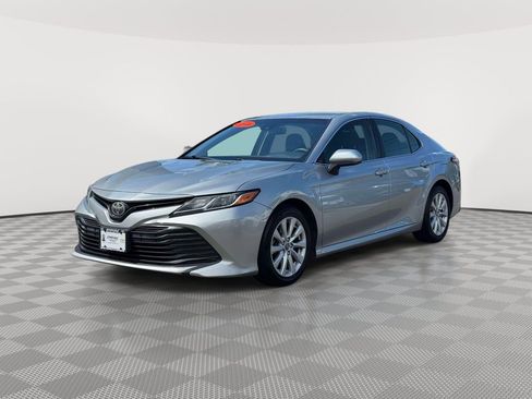 Used 2018 Toyota Camry LE FWD image 3