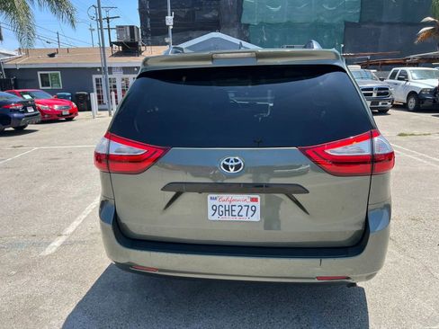 Used 2018 Toyota Sienna LE w/ Carpet Mat Package FWD image 6