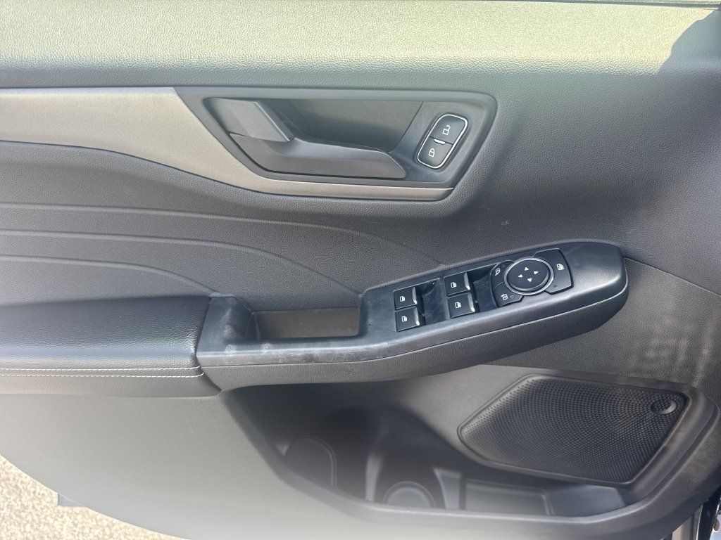 Used 2025 Ford Escape Active AWD/4WD image 10