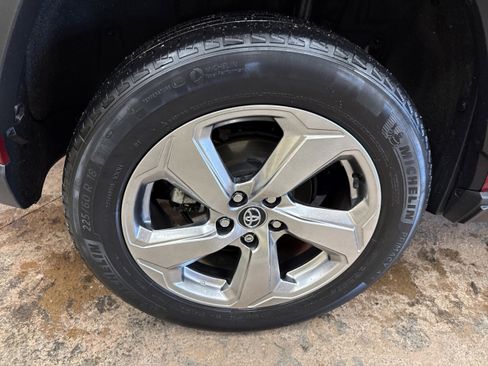 Used 2020 Toyota RAV4 Limited image 14