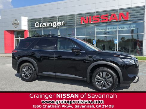 Used 2024 Nissan Pathfinder SV w/ SV Premium Package FWD image 1
