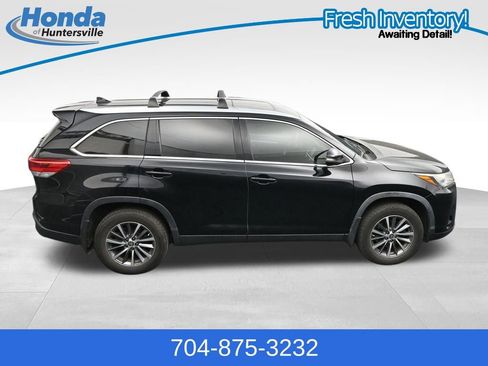 Used 2019 Toyota Highlander XLE AWD/4WD image 23