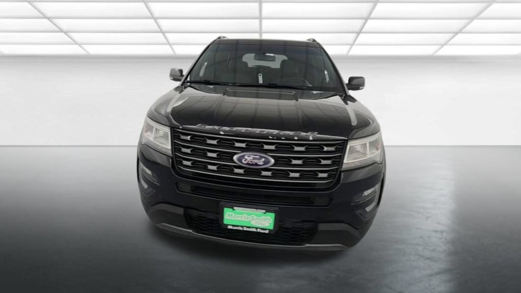 Used 2017 Ford Explorer XLT w/ Equipment Group 202A AWD/4WD image 2