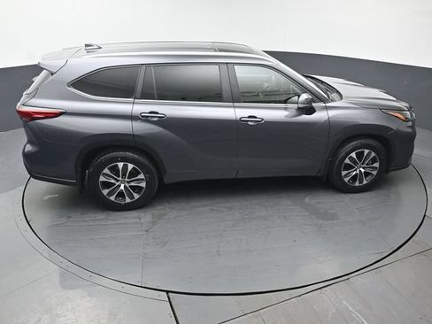 Used 2023 Toyota Highlander XLE AWD/4WD image 45