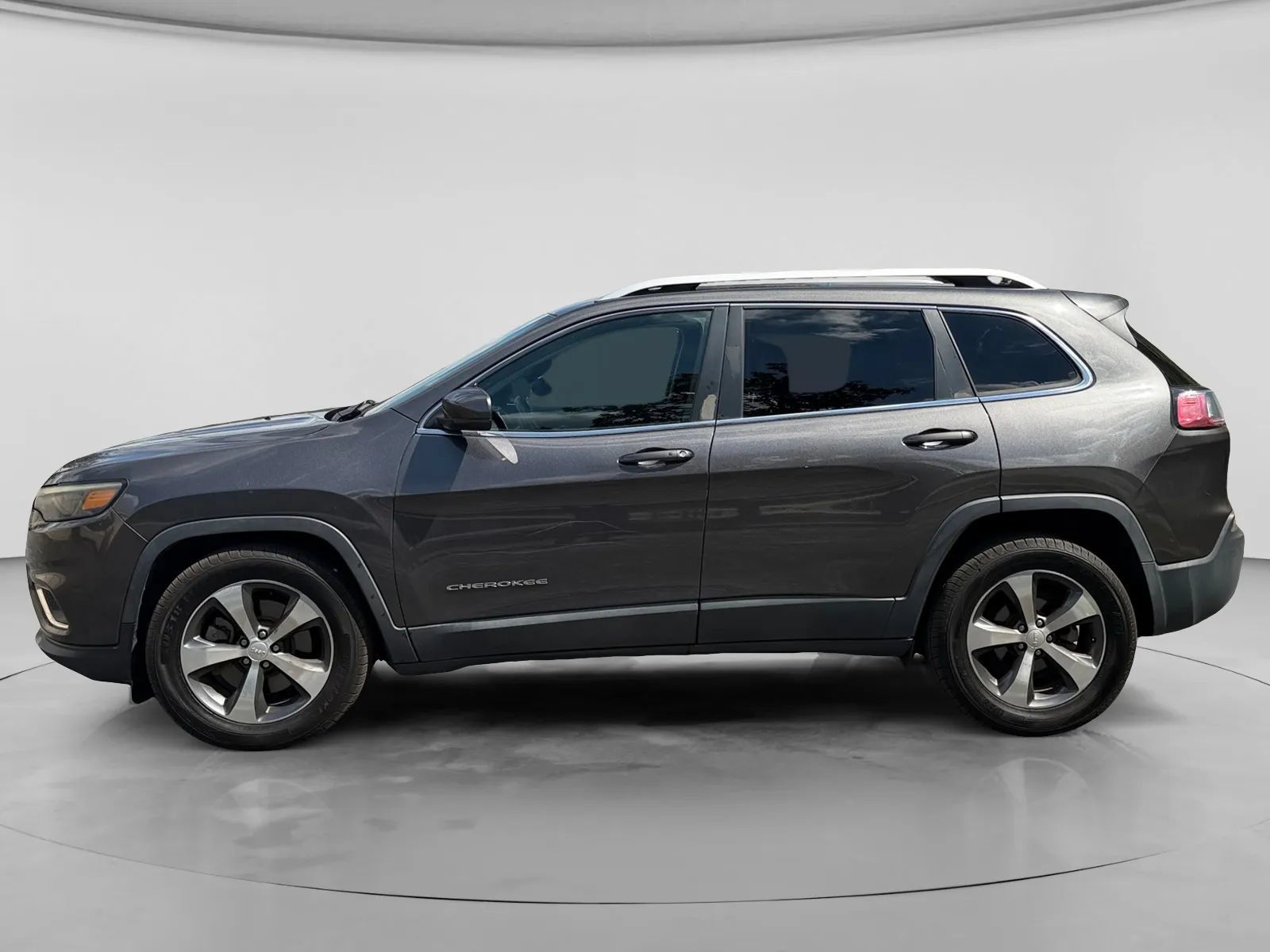 Used 2019 Jeep Cherokee Limited FWD image 2
