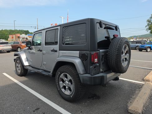 Used 2018 Jeep Wrangler Unlimited Sahara AWD/4WD image 5