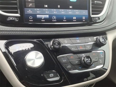 Used 2022 Chrysler Pacifica Touring-L image 16