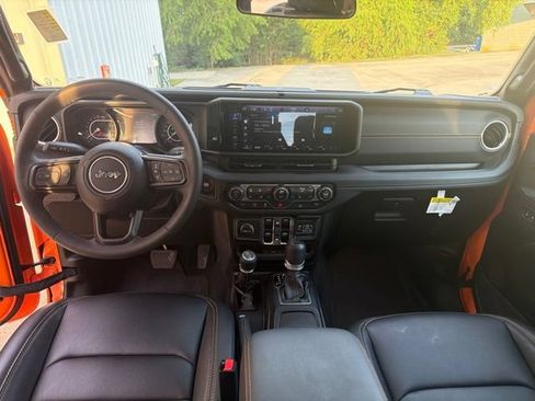 Used 2025 Jeep Gladiator Sport AWD/4WD image 23