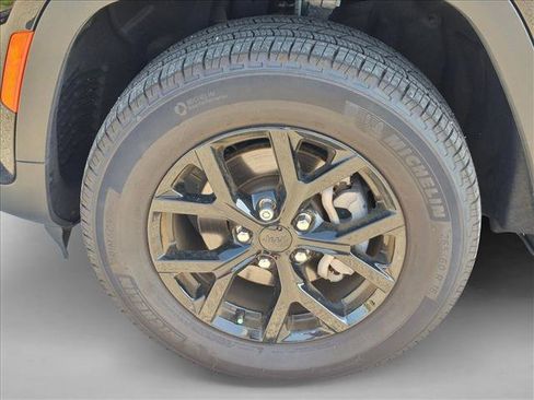 Used 2025 Jeep Grand Cherokee Altitude RWD image 10