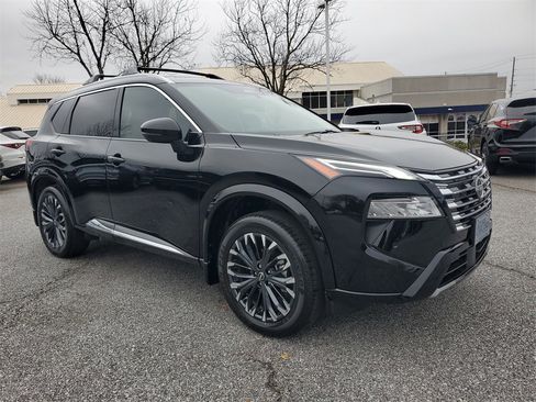 Used 2026 Nissan Rogue Platinum w/ Platinum Premium Package image 3