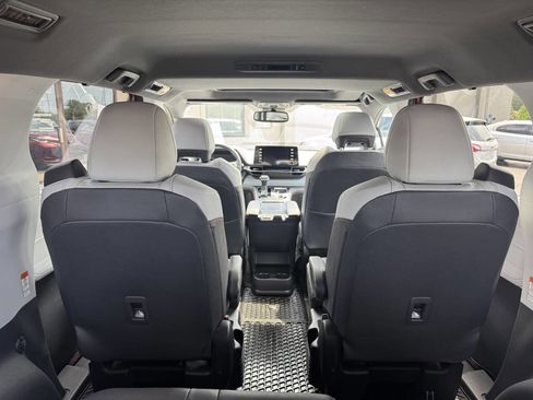Used 2024 Toyota Sienna XSE AWD/4WD image 18