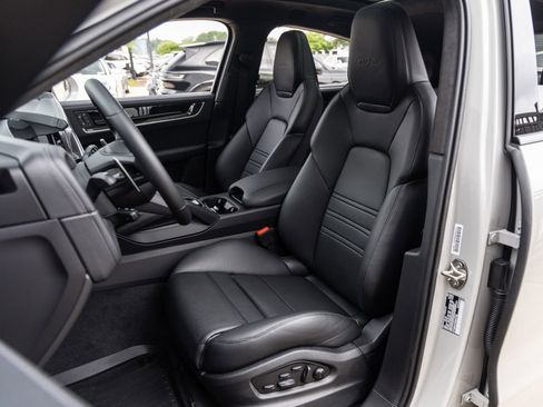 New 2025 Porsche Cayenne Turbo AWD/4WD image 5