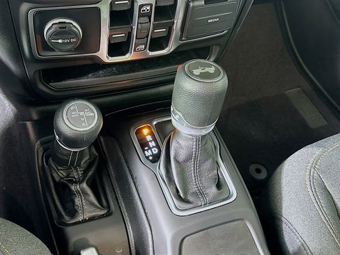 Used 2025 Jeep Wrangler Sahara image 24