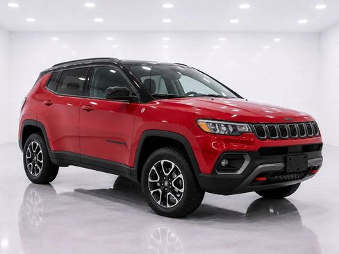 Used 2025 Jeep Compass Trailhawk AWD/4WD image 7