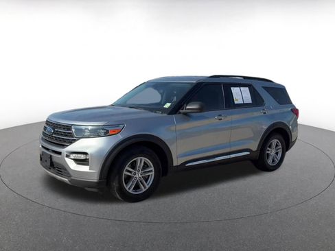 Used 2024 Ford Explorer XLT w/ Equipment Group 202A RWD image 6