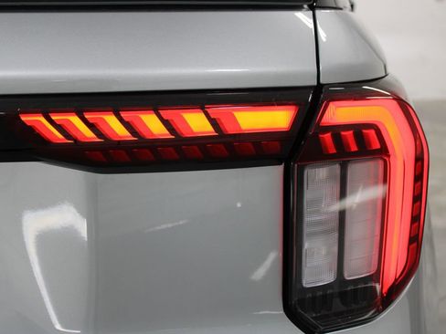 Used 2025 Ford Explorer Active image 27