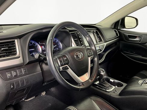 Used 2018 Toyota Highlander SE image 18
