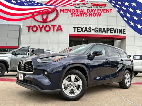 Used 2025 Toyota Highlander LE FWD image 1