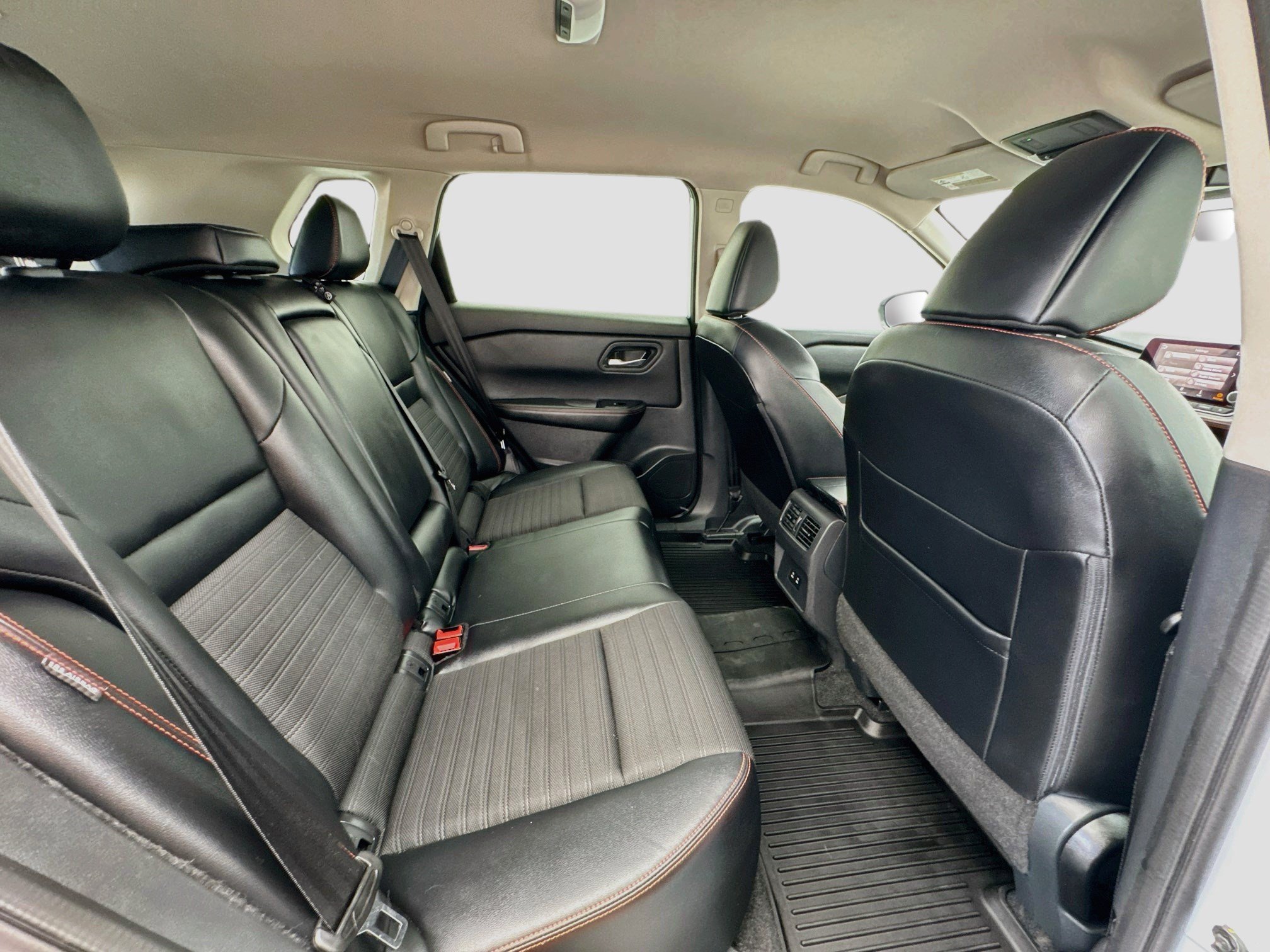 Used 2025 Nissan Rogue SV AWD/4WD image 18
