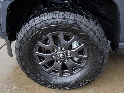 Certified 2025 Toyota Tacoma SR5 AWD/4WD image 12