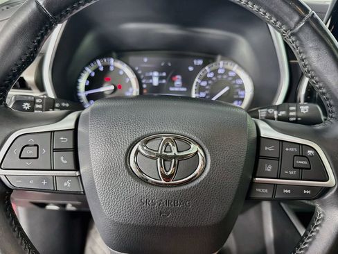 Used 2022 Toyota Highlander XLE AWD/4WD image 16