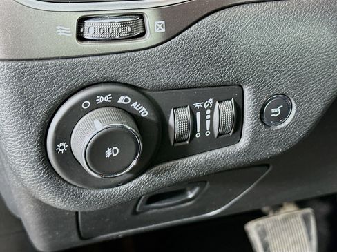 Used 2019 Jeep Cherokee Latitude Plus w/ Comfort/Convenience Group image 16