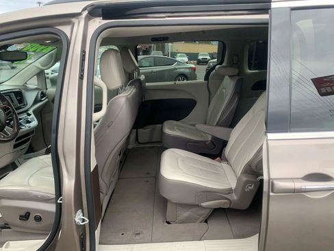 Used 2017 Chrysler Pacifica Touring-L image 42