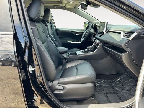 Used 2022 Toyota RAV4 XLE Premium image 11