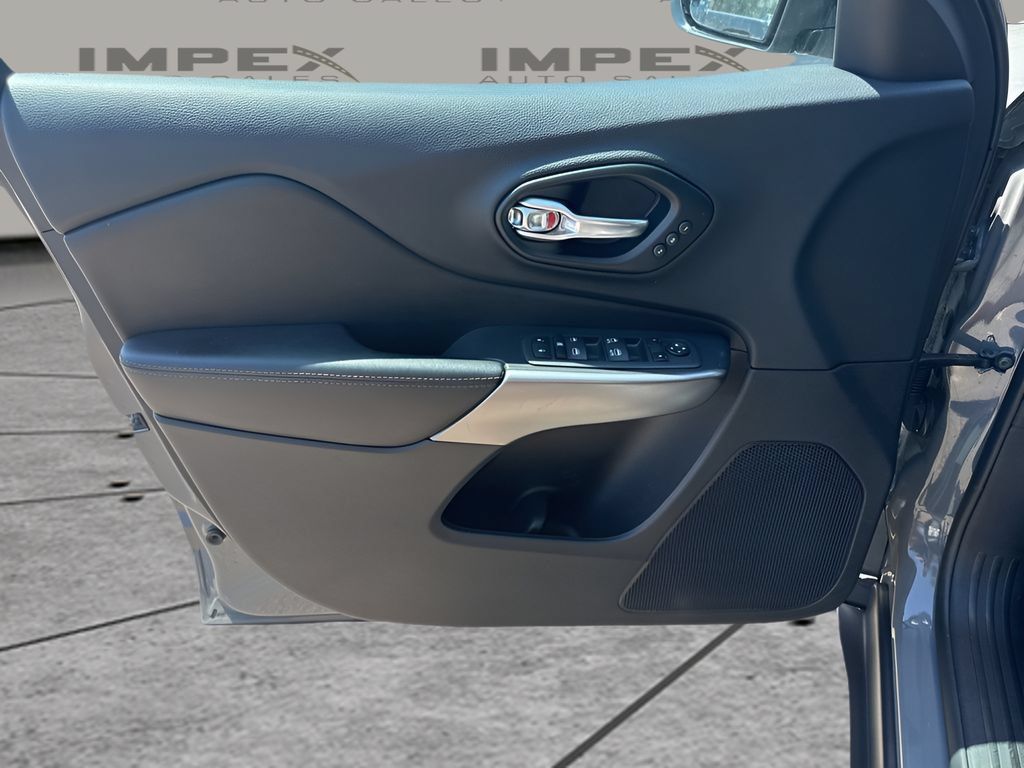 Used 2022 Jeep Cherokee Limited AWD/4WD image 26