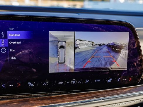 Used 2025 Chevrolet Suburban Z71 image 30